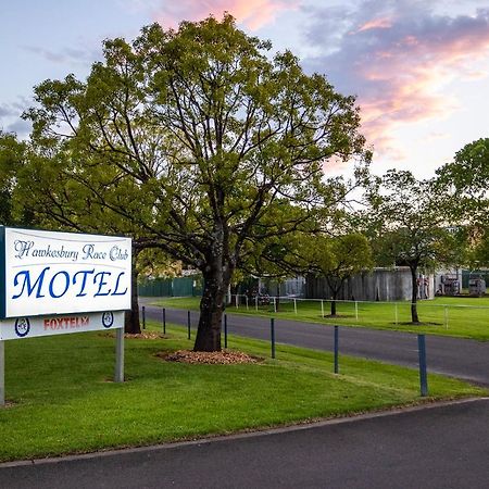 Hawkesbury Race Club Motel Γουίνσδορ Εξωτερικό φωτογραφία The entrance to the motel