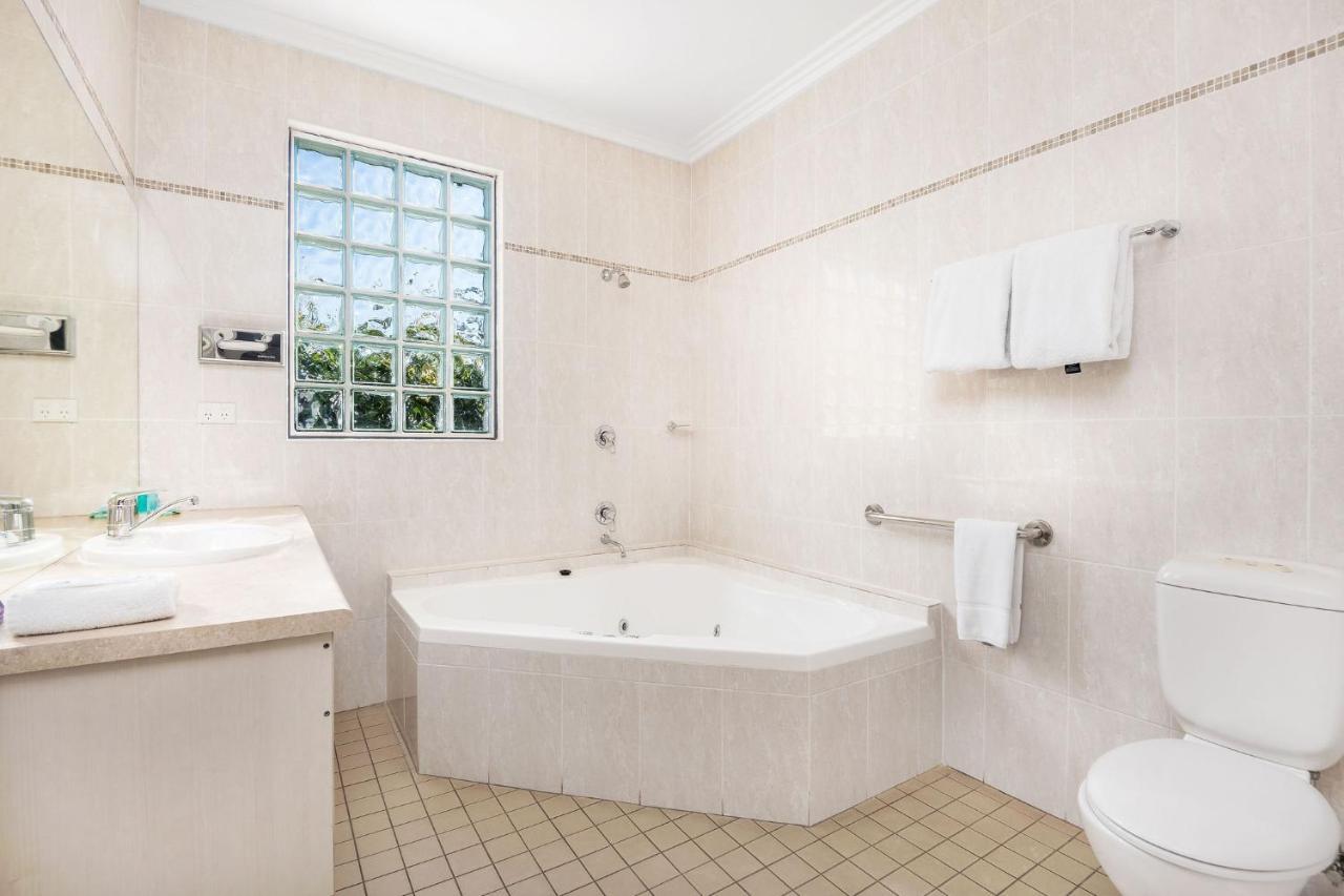 Hawkesbury Race Club Motel Γουίνσδορ Εξωτερικό φωτογραφία A modern bathroom