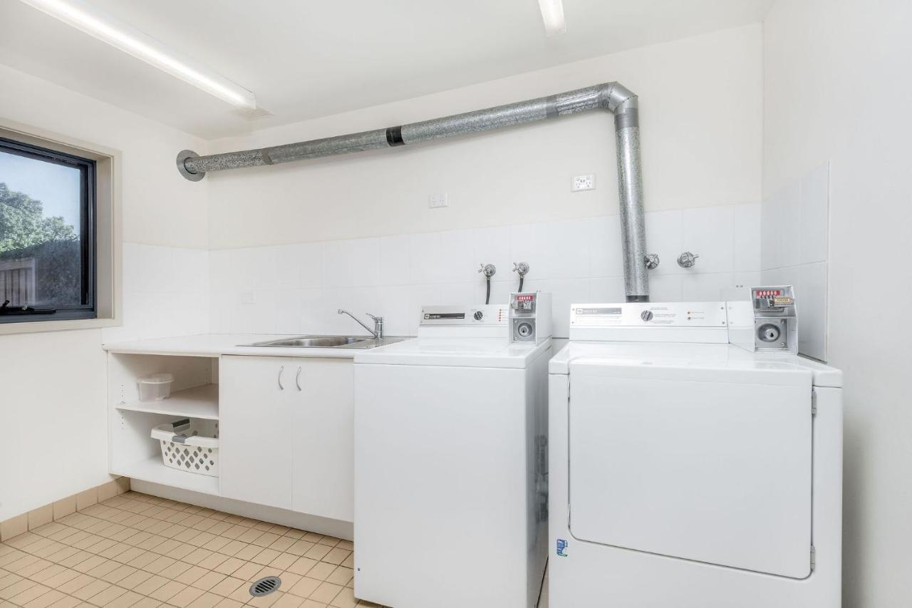 Hawkesbury Race Club Motel Γουίνσδορ Εξωτερικό φωτογραφία A laundry room with a washing machine and a dryer