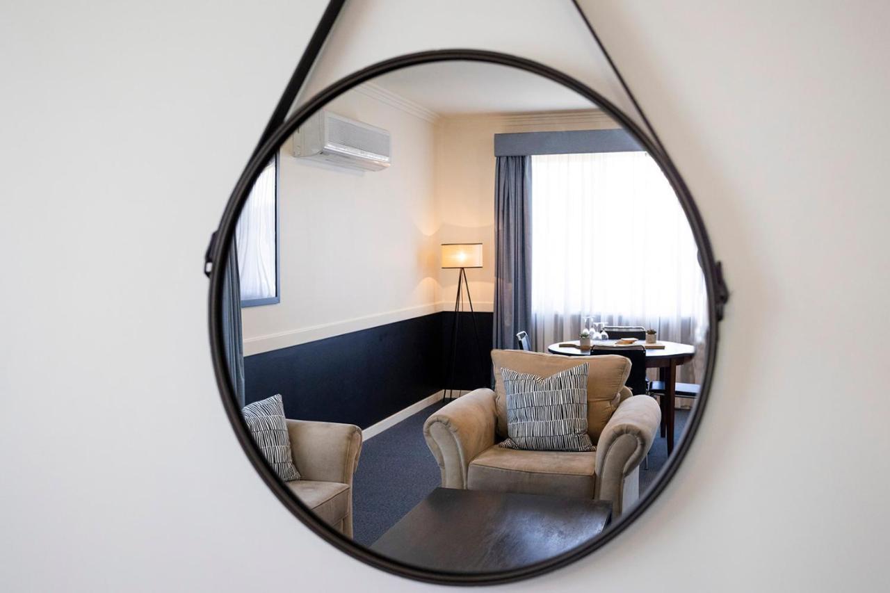 Hawkesbury Race Club Motel Γουίνσδορ Εξωτερικό φωτογραφία A convex mirror