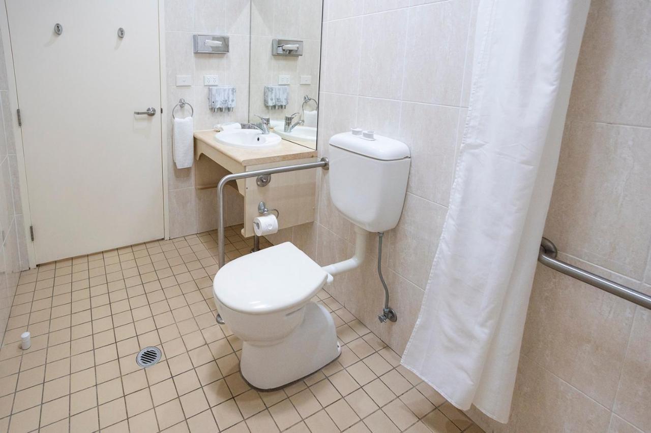 Hawkesbury Race Club Motel Γουίνσδορ Εξωτερικό φωτογραφία Bathroom in a hotel