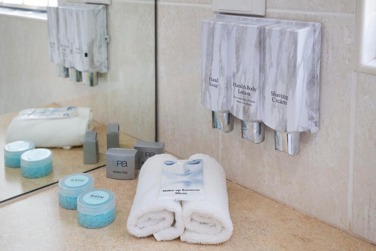 Hawkesbury Race Club Motel Γουίνσδορ Εξωτερικό φωτογραφία A bathroom with toiletries