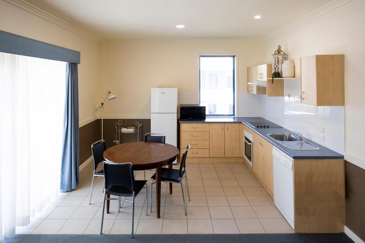 Hawkesbury Race Club Motel Γουίνσδορ Εξωτερικό φωτογραφία A typical kitchen in a student apartment