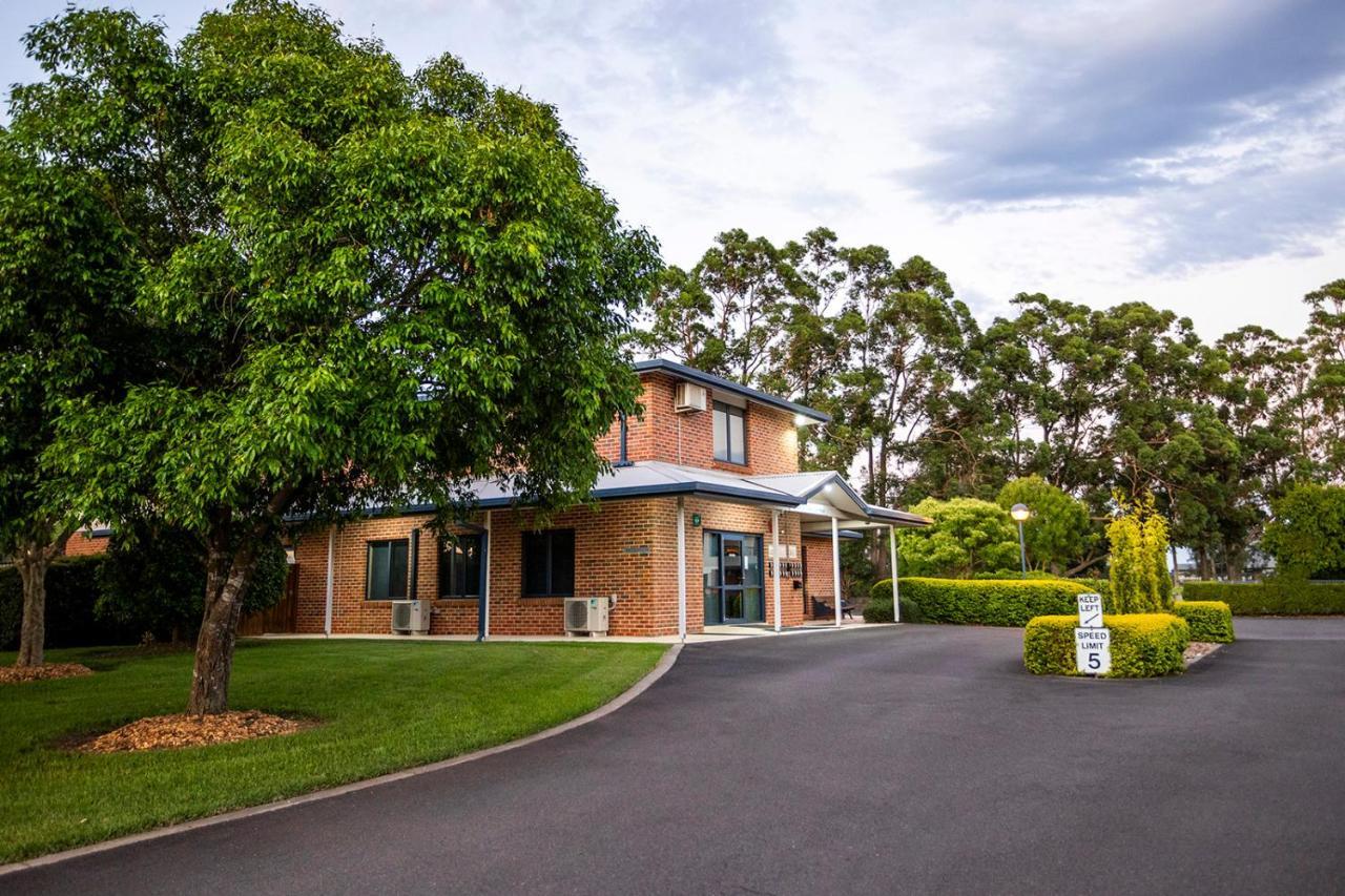 Hawkesbury Race Club Motel Γουίνσδορ Εξωτερικό φωτογραφία The main entrance to the school