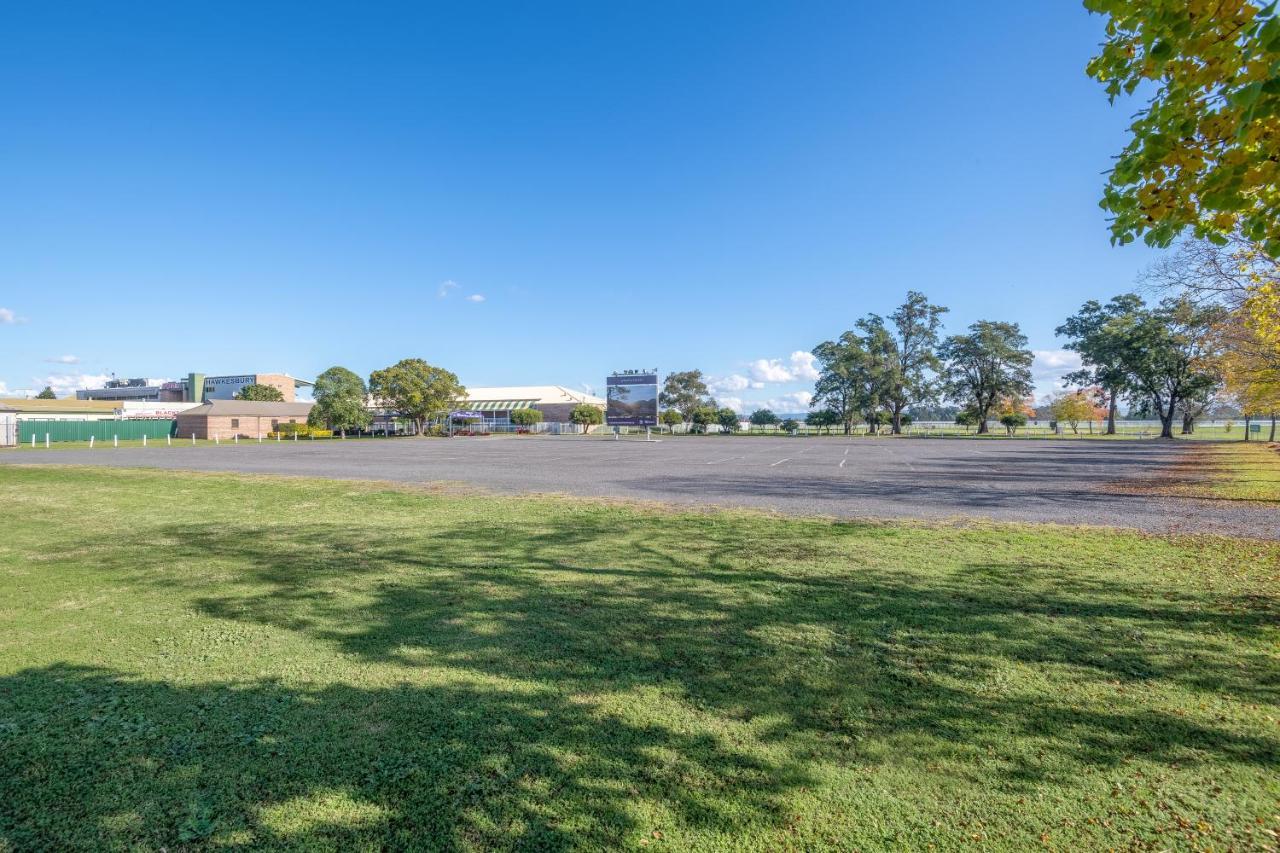 Hawkesbury Race Club Motel Γουίνσδορ Εξωτερικό φωτογραφία The main oval at the school