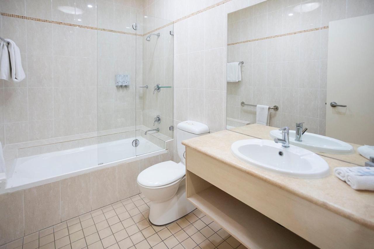 Hawkesbury Race Club Motel Γουίνσδορ Εξωτερικό φωτογραφία Bathroom with shower enclosure