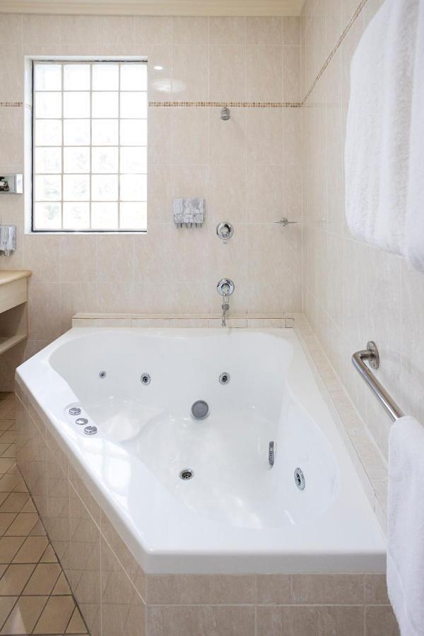 Hawkesbury Race Club Motel Γουίνσδορ Εξωτερικό φωτογραφία A whirlpool bathtub