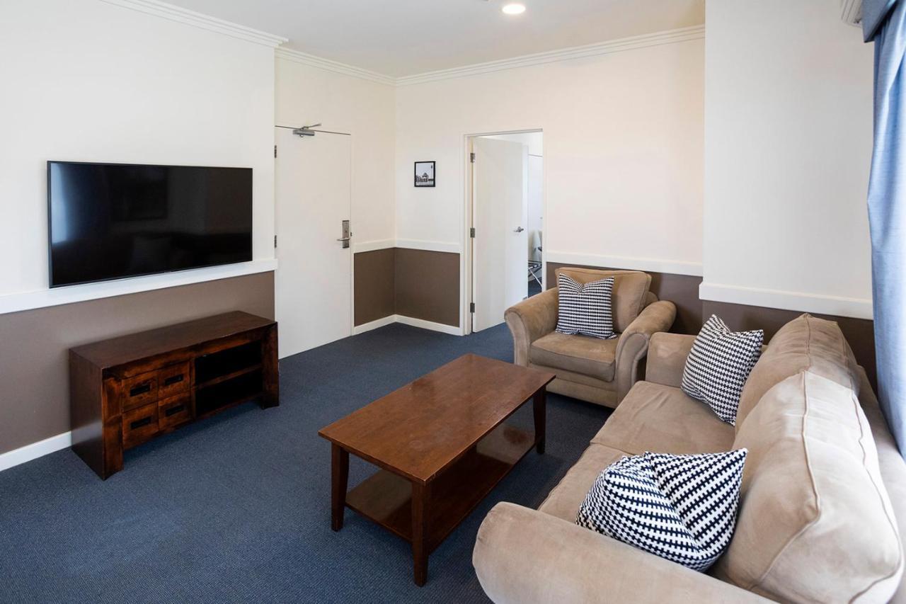 Hawkesbury Race Club Motel Γουίνσδορ Εξωτερικό φωτογραφία A common room at the University of New England