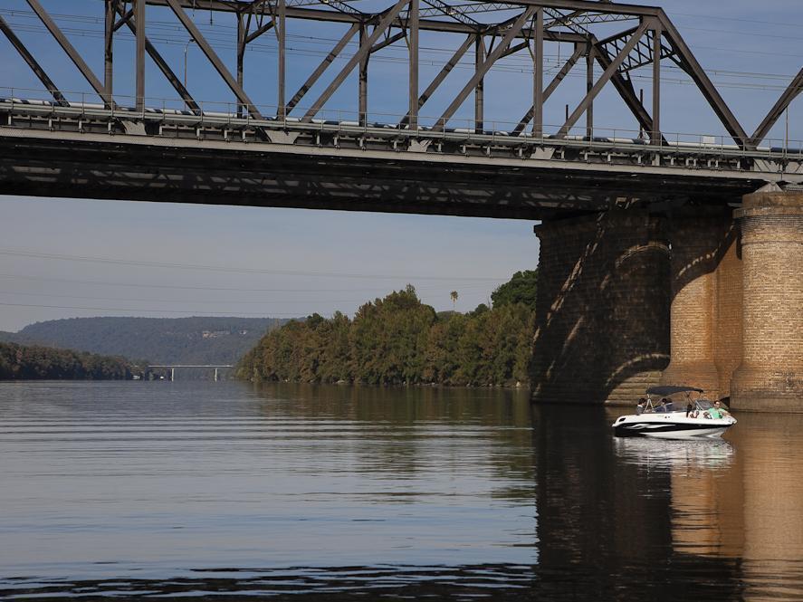Hawkesbury Race Club Motel Γουίνσδορ Εξωτερικό φωτογραφία The bridge from the west